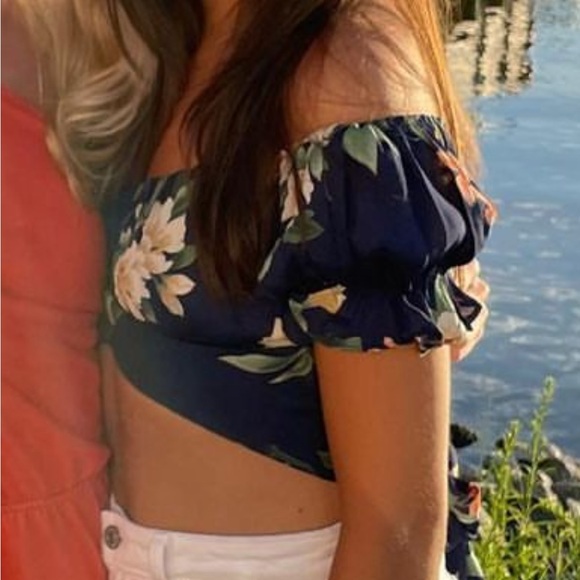 Saints and secrets tie back crop small - Picture 3 of 3